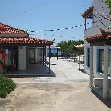Pensión Maravelias House *